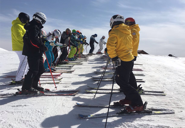 中國(guó)還沒(méi)有自己的滑雪教學(xué)體系，但這位74歲老人想要建一套 