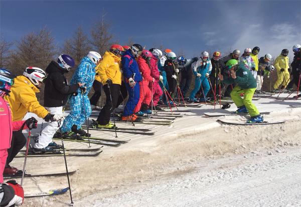 中國(guó)還沒(méi)有自己的滑雪教學(xué)體系，但這位74歲老人想要建一套 