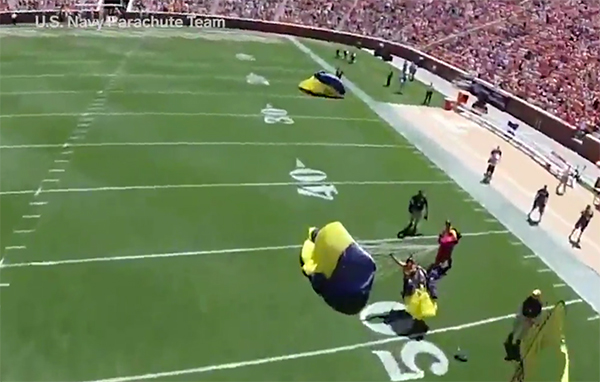 海豹突擊隊從空中直降田納西大學橄欖球場，“神兵天降”引現場瘋狂 