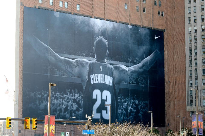 對比！與耐克簽下10億美元終生合同的詹姆斯，仍難比肩喬丹對耐克的商業(yè)貢獻 