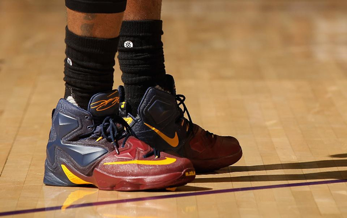 對比！與耐克簽下10億美元終生合同的詹姆斯，仍難比肩喬丹對耐克的商業(yè)貢獻 