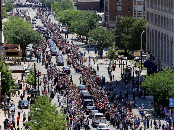 阿里葬禮在其家鄉(xiāng)舉行，數(shù)萬拳迷自發(fā)前來送拳王最后一程 