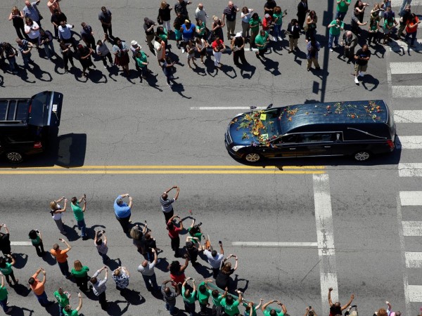 阿里葬禮在其家鄉(xiāng)舉行，數(shù)萬拳迷自發(fā)前來送拳王最后一程 