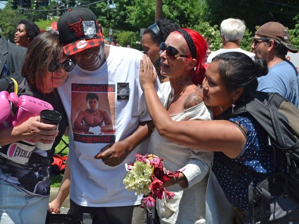 阿里葬禮在其家鄉(xiāng)舉行，數(shù)萬拳迷自發(fā)前來送拳王最后一程 