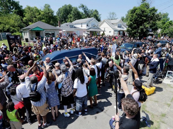 阿里葬禮在其家鄉(xiāng)舉行，數(shù)萬拳迷自發(fā)前來送拳王最后一程 