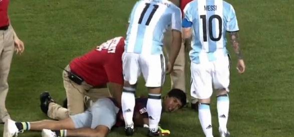 溫情一幕：梅西向保安求情，并與沖進場內的小球迷擁抱交流 