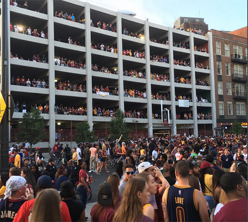 體育商業視角滾動播報總決賽：騎士奪冠克利夫蘭預計收2億美元 