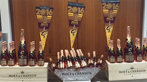 體育商業視角滾動播報總決賽：騎士奪冠克利夫蘭預計收2億美元 